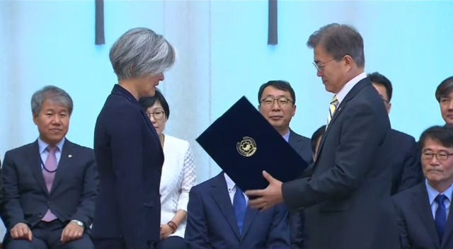 ผู้นำเกาหลีใต้แต่งตั้งรัฐมนตรีต่างประเทศหญิงคนแรก