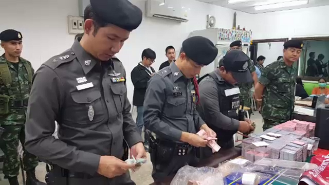 ทหาร-ตำรวจ จับนักพนัน 74  คนคาบ่อนไพ่จ.สมุทรปราการ