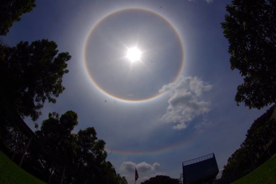 "พระอาทิตย์ทรงกลด" ล้อมรอบสีรุ้งนานกว่า 1 ชั่วโมง  