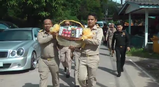    อัญเชิญสิ่งของพระราชทานครอบครัวทหารเสียชีวิต