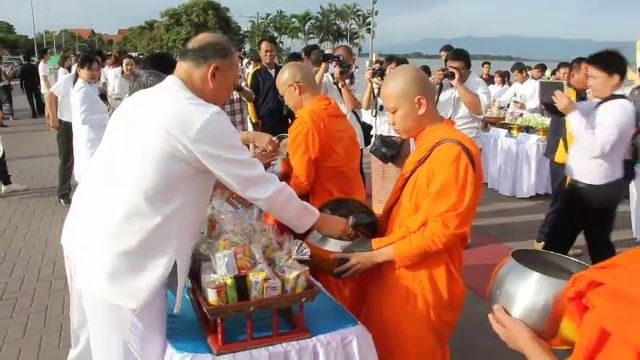 พุทธศาสนิกชนทั่วไทยร่วมทำบุญตักบาตร "วันอาสาฬหบูชา"