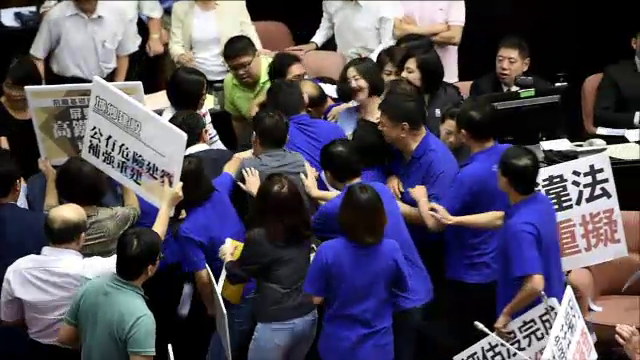 สภาไต้หวันป่วน ส.ส.ทะเลาะวิวาทในที่ประชุม
