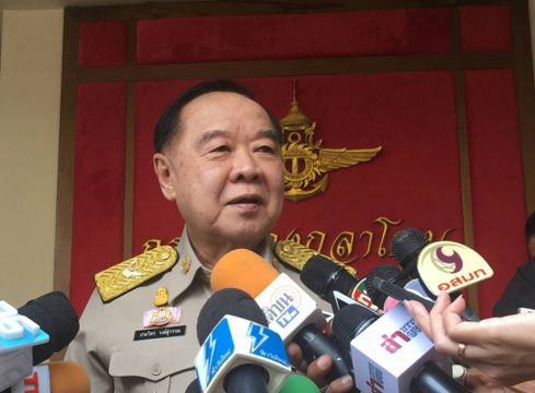 "พล.อ.ประวิตร" ปฏิเสธข่าวลือถูกปรับทัพนั่ง "มหาดไทย"