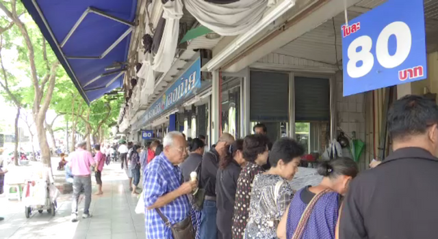 สำรวจแหล่งซื้อขายสลากฯ ถ.ราชดำเนินกลาง พบจำหน่ายสลากรวมชุดเกินราคา