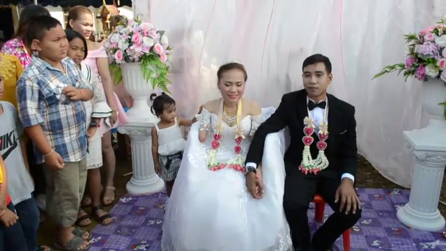 หนุ่มกรีดยาง เก็บเงินยกขันหมากแต่งสาวพิการ "แพ้จิตใจและความดี" 