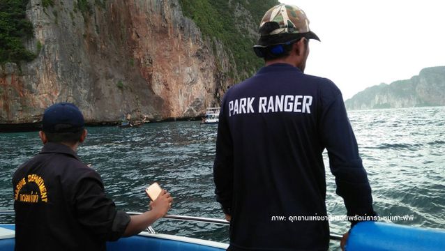 เรือนักท่องเที่ยว 12 ชีวิตล่มหน้า "ถ้ำไวกิ้ง" เกาะพีพี สาเหตุคลื่นลมแรง