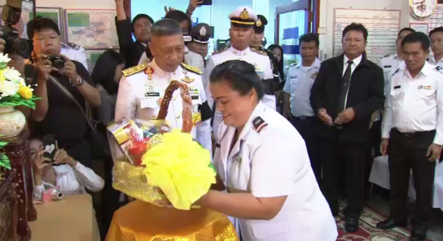 สมเด็จพระเจ้าอยู่หัวพระราชทานตะกร้าดอกไม้แก่ผู้ทำความดี