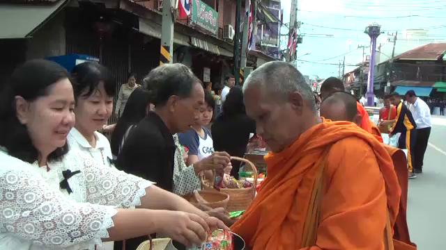 พสกนิกรทั่วประเทศ ร่วมใจทำบุญตักบาตร วันเฉลิมพระชนมพรรษา 28 กรกฎาคม 2560