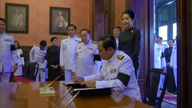 นายกรัฐมนตรี ร่วมลงนามถวายพระพร สมเด็จพระเจ้าอยู่หัว