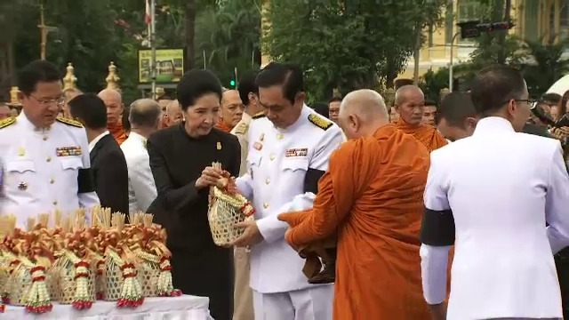 นายกฯ เป็นประธานทำบุญตักบาตร วันเฉลิมพระชนมพรรษา สมเด็จพระเจ้าอยู่หัว รัชกาลที่ 10 