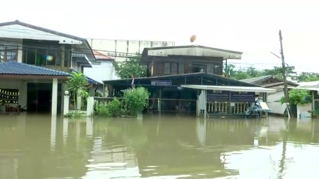 ผู้ว่าฯ สกลนคร สั่งอพยพชาวบ้านชุมชนริมหนองหารออกจากพื้นที่ หวั่นน้ำมาระลอก 2