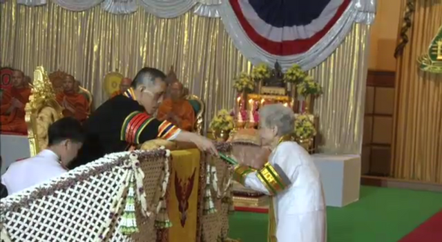 คุณยาย "กิมหลั่น" ปิติรับพระราชทานปริญญาบัตรจากพระหัตถ์