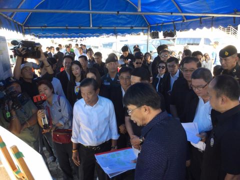 รมว.เกษตรฯ สำรวจน้ำมูล-ช่วยเหลือผู้ประสบอุทกภัย จ.อุบลราชธานี 