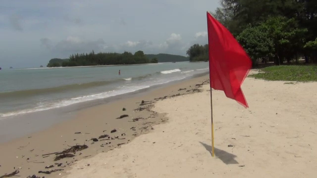 ปักธงแดงหาดนพรัตน์ธารา “ห้ามลงเล่นน้ำ” เหตุคลื่นลมแรง 4-5 วัน 