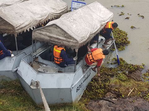 อุบลราชธานี ระดับน้ำยังวิกฤต-เรือผลักดันน้ำเจอเศษวัชพืชติด