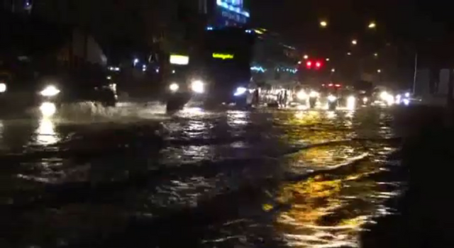 ฝนกระหน่ำอุบลฯ ซ้ำเติมผู้อพยพนานหลายชั่วโมง