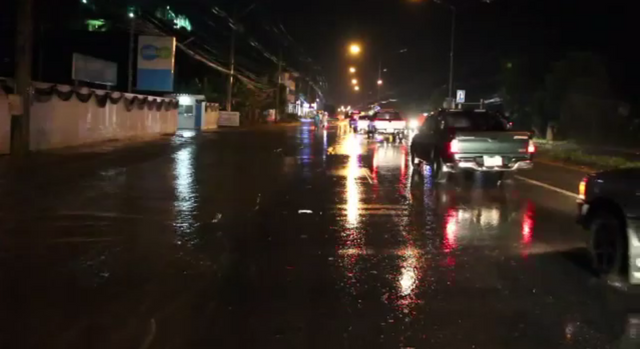 ฝนตกหนักใน จ.เชียงราย น้ำท่วมปิดถนนทางเข้า "พิพิธภัณฑ์บ้านดำ" 