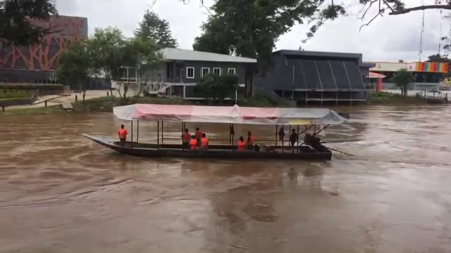 เรือข้ามฝั่งชายแดนไทย-เมียนมา ล่มในแม่น้ำเมย