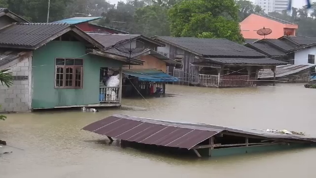 “น้ำท่วมภาคใต้” ยังวิกฤต น้ำมิดหลังคา เร่งติดเครื่องสูบน้ำ 