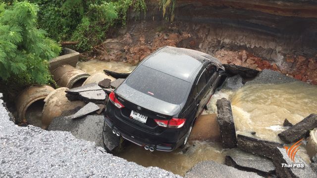 ฝนถล่ม-น้ำซัดถนนขาด เก๋งตกรอดตายหวุดหวิด