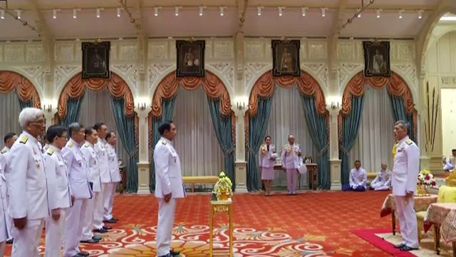 "สมเด็จพระเจ้าอยู่หัว” ทรงแนะรัฐมนตรีใหม่ใช้ปัญญาแก้ปัญหา 