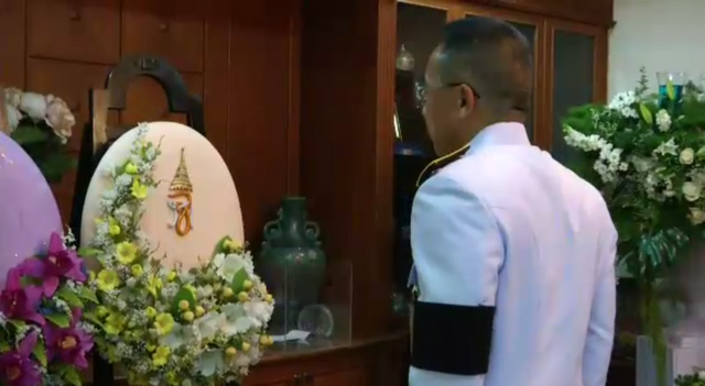 พวงมาลาพระราชทานแก่นายสุรินทร์ พิศสุวรรณ