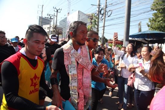 "ตูน" วิ่งถึง อ.บางกรวย นนทบุรี ยอดเงินบริจาคอยู่ที่ 567 ล้านบาท