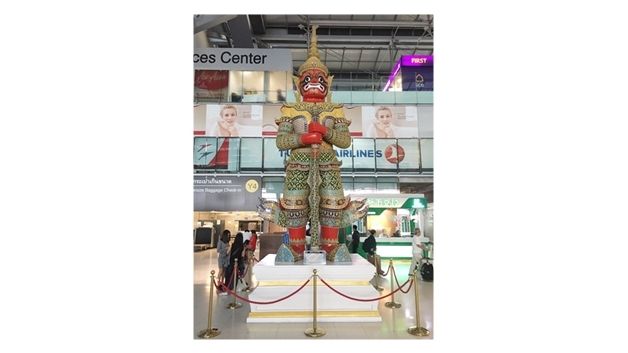 สนามบินสุวรรณภูมิสั่งเก็บขวดน้ำแดงหน้า "ยักษ์สุริยาภพ" ย้ำไม่อนุญาตวางของเพื่อกราบไหว้บูชา