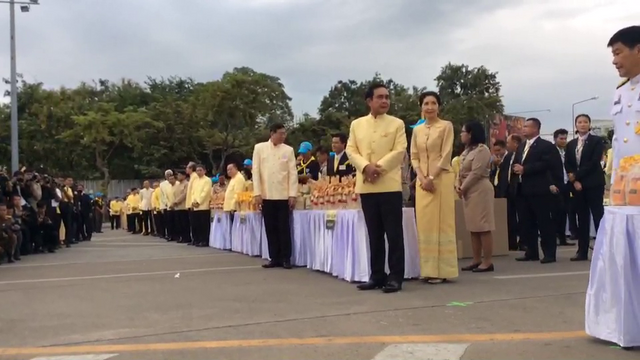 นายกฯ นำข้าราชการทำบุญตักบาตร “วันพ่อแห่งชาติ” 