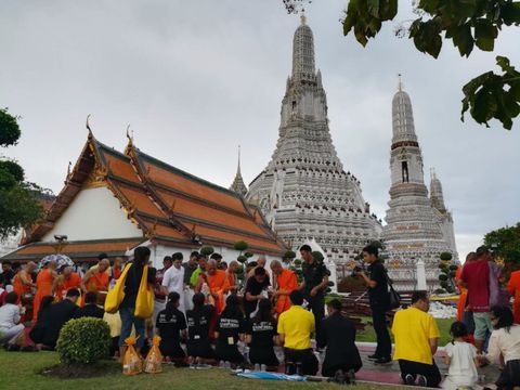ประชาชนร่วมตักบาตรข้าวใหม่ ถวายพระราชกุศล ในหลวง รัชกาลที่ 9 