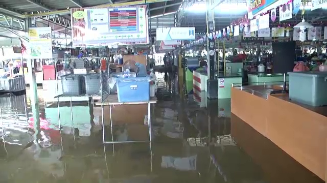 คลองน้ำใส จ.จันทบุรี ล้นตลิ่งเข้าท่วมตลาด