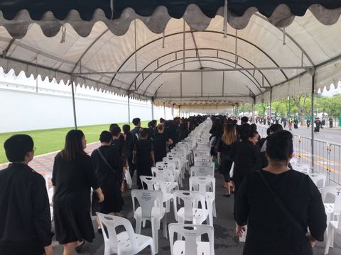 เช้านี้ ประชาชนทยอยเข้ากราบถวายบังคมพระบรมศพฯ หลังเหลือเวลาอีก 3 วัน
