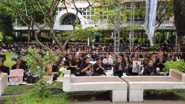 ประชาชนร่วมเจริญจิตภาวนาถวายเป็นพระราชกุศลครบ 1 ปี วันสวรรคตในหลวง รัชกาลที่ 9