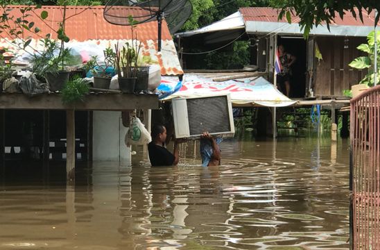 สุดต้าน "คันกั้นน้ำพัง" ชุมชนเขตเทศบาลเมืองสิงห์บุรีอ่วม 