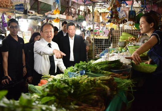 "พาณิชย์" เดินสายสุ่มตรวจราคา – คุณภาพผักผลไม้ช่วงเทศกาลเจ