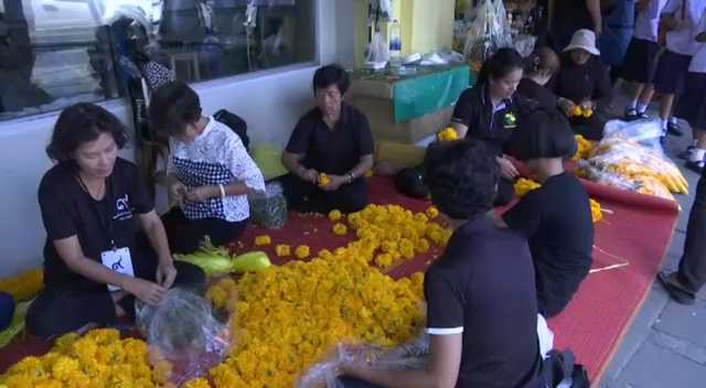ชาวปากคลองตลาดและจิตอาสาร่วมร้อยดอกดาวเรืองตกแต่งถนน "ดอกไม้เพื่อพ่อ" 