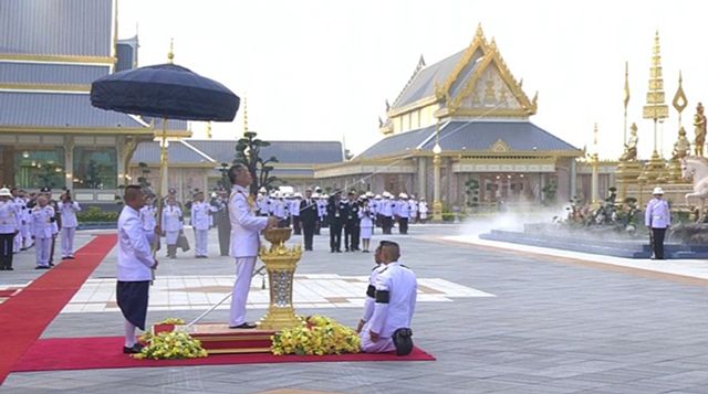รัชกาลที่ 10 ทรงยกนพปฎลมหาเศวตฉัตรยอดพระเมรุมาศ