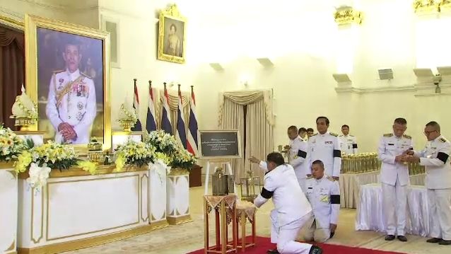 ผู้ว่าฯ 76 จังหวัด รับไฟหลวงพระราชทานในพิธีถวายพระเพลิงพระบรมศพ