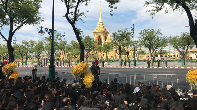 ประชาชนรอชมซ้อมใหญ่ริ้วขบวนพระบรมราชอิสริยยศ