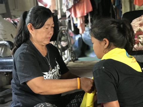  " จิตอาสา" สิงห์บุรี ไม่หวั่นอุปสรรคฝ่าน้ำท่วมทำดีถวายรัชกาลที่ 9 