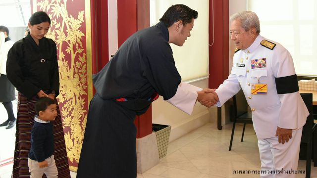 "กษัตริย์จิกมี-สมเด็จพระราชินี" เสด็จฯ ถึงไทย ร่วมงานพระราชพิธีฯ