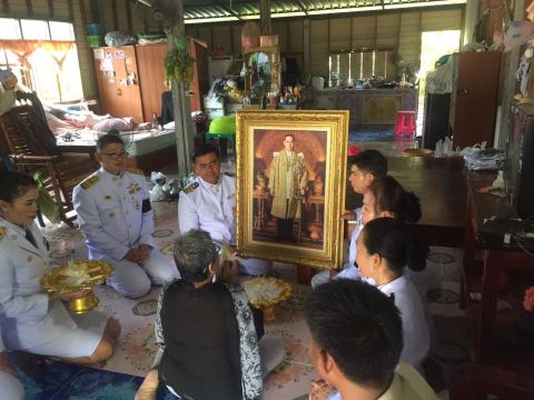  บริการผู้สูงอายุ-คนพิการร่วมถวายดอกไม้จันทน์ ในหลวงรัชกาลที่ 9