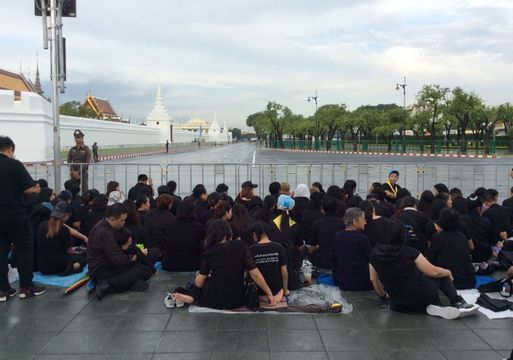  "สมเด็จพระเจ้าอยู่หัว"ทรงห่วงใยพสกนิกรนั่งร้อนพื้นถนน- กอร.เตรียมปูแผ่นกันความร้อน