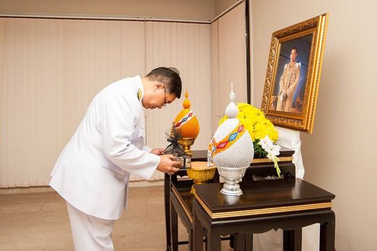 สถานเอกอัครราชทูตรับ หีบเพลิงพระราชทาน เนื่องในงานพระราชพิธีถวายพระเพลิงพระบรมศพ 