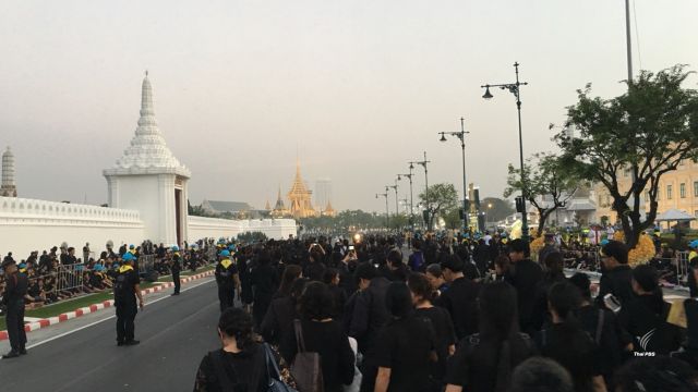 พสกนิกรหลั่งไหล ร่วมพระราชพิธีถวายพระเพลิงพระบรมศพ 