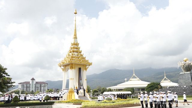 ประชาชนทั่วประเทศร่วมวางดอกไม้จันทน์ ณ พระเมรุมาศจำลอง