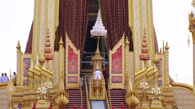 ประมวลภาพ อัญเชิญพระบรมโกศ ขึ้นประดิษฐานบนพระจิตกาธาน  