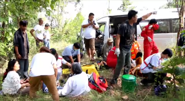 รถตู้ไปร่วมงานกฐินตกถนนใน อ.เถิน จ.ลำปาง บาดเจ็บ 9 คน 