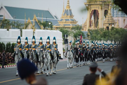 ชมภาพ ริ้วขบวนพระบรมราชอิสริยยศที่ 6 บรรจุพระบรมราชสรีรางคาร