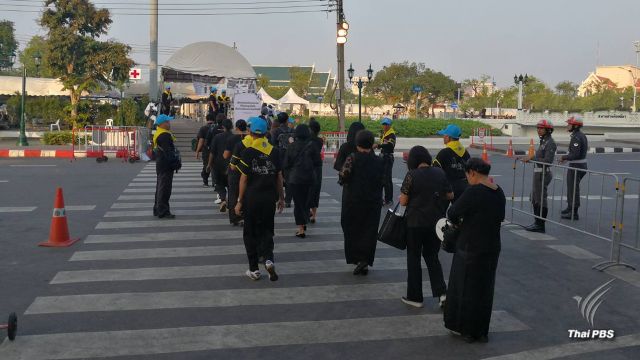 ประชาชนรอชมริ้วขบวนพระบรมราชอิสริยยศที่ 6